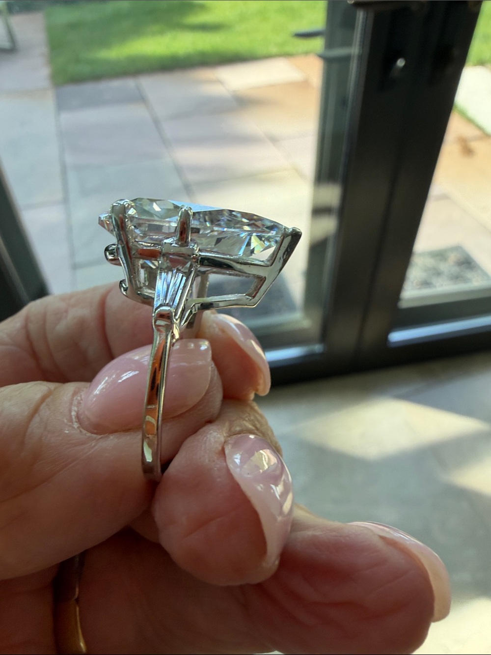 Very large (10+carats)manufactured pear shaped diamond ring - Picture 3 of 3